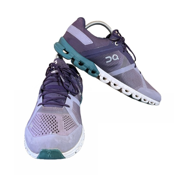On Running Shoes Qc Oncloud Swiss Engineering Cloudflow Helion